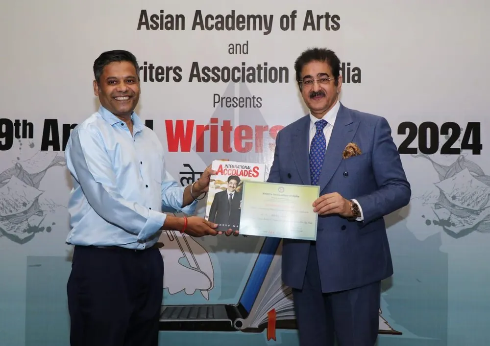 Abhishek Tavildar receiving an award from the Asian Academy of Arts and Writers Association India